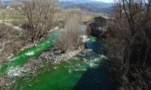 Μυστήριο με το ποτάμι που έγινε... πράσινο! (pics+vid)