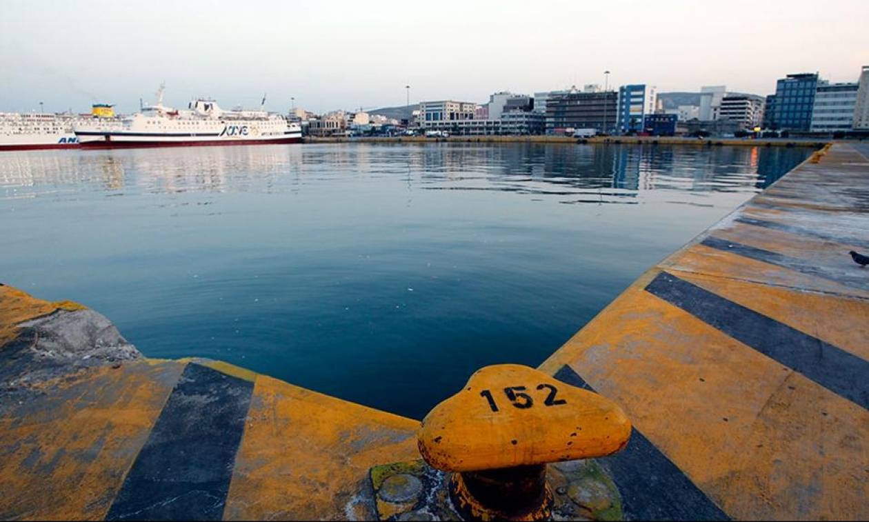 Συναγερμός στον Πειραιά για πτώση άνδρα στο λιμάνι