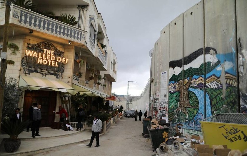 O ανατρεπτικός Banksy «ξαναχτύπησε» και στέλνει καυστικό μήνυμα από τη Βηθλεέμ
