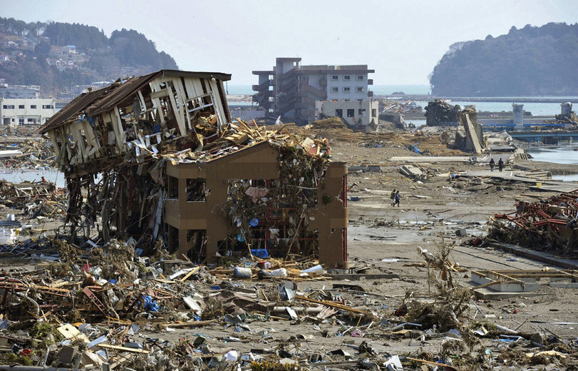 Η μέρα που συγκλόνισε την Ιαπωνία: Σαν σήμερα o σεισμός 9 Ρίχτερ το τσουνάμι και η Φουκουσίμα (Pics)