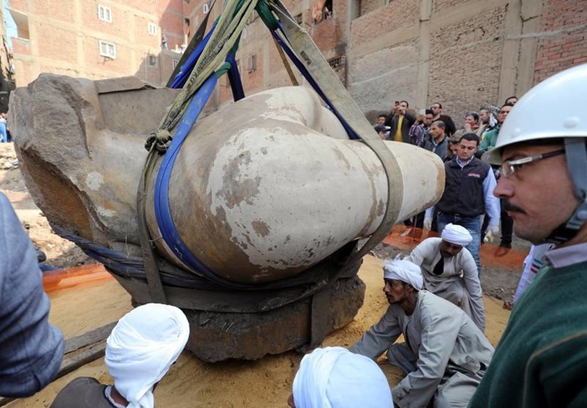 Καρέ-καρέ οι εντυπωσιακές εικόνες από την ανέλκυση του αγάλματος του Ραμσή Β'  
