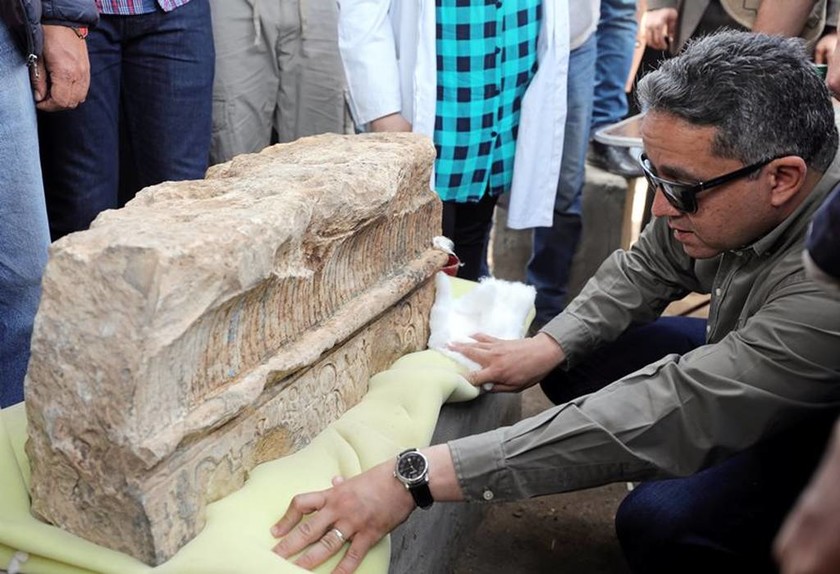 Καρέ-καρέ οι εντυπωσιακές εικόνες από την ανέλκυση του αγάλματος του Ραμσή Β'  