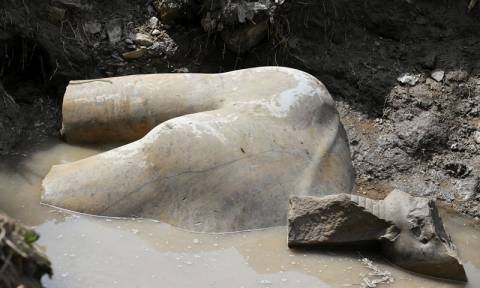 Καρέ-καρέ οι εντυπωσιακές εικόνες από την ανέλκυση του αγάλματος του Ραμσή Β'