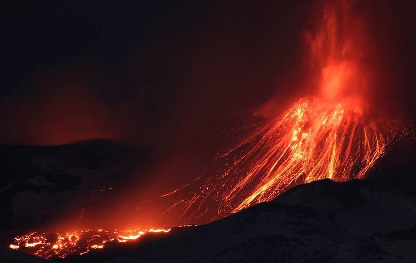 Απίστευτες εικόνες: Η στιγμή της έκρηξης στο ηφαίστειο της Αίτνας - Δέκα τραυματίες (pics+vid)