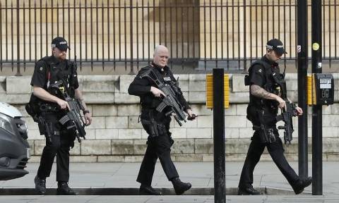 Τρομοκρατική επίθεση Λονδίνο: Φυγαδεύτηκε η Τερέζα Μέι από τη βρετανική Βουλή