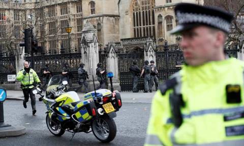 Συγκλονιστικό βίντεο: Η στιγμή των πυροβολισμών έξω από το βρετανικό κοινοβούλιο