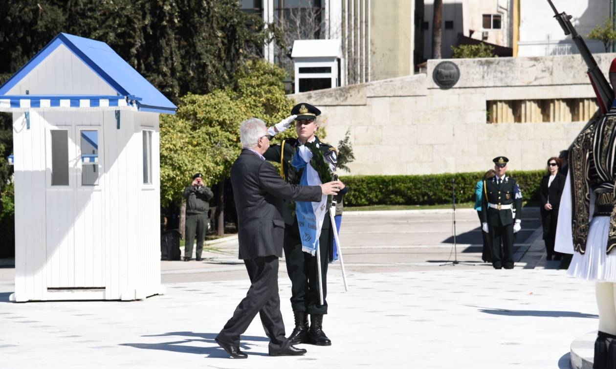 25η Μαρτίου: Ολοκληρώθηκε η μαθητική παρέλαση στο Σύνταγμα (pics&vids)