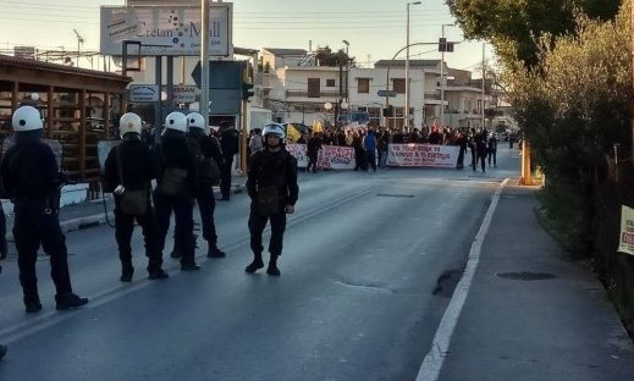 Χανιά: Ένταση και επεισόδια έξω από τα γραφεία της Χρυσής Αυγής