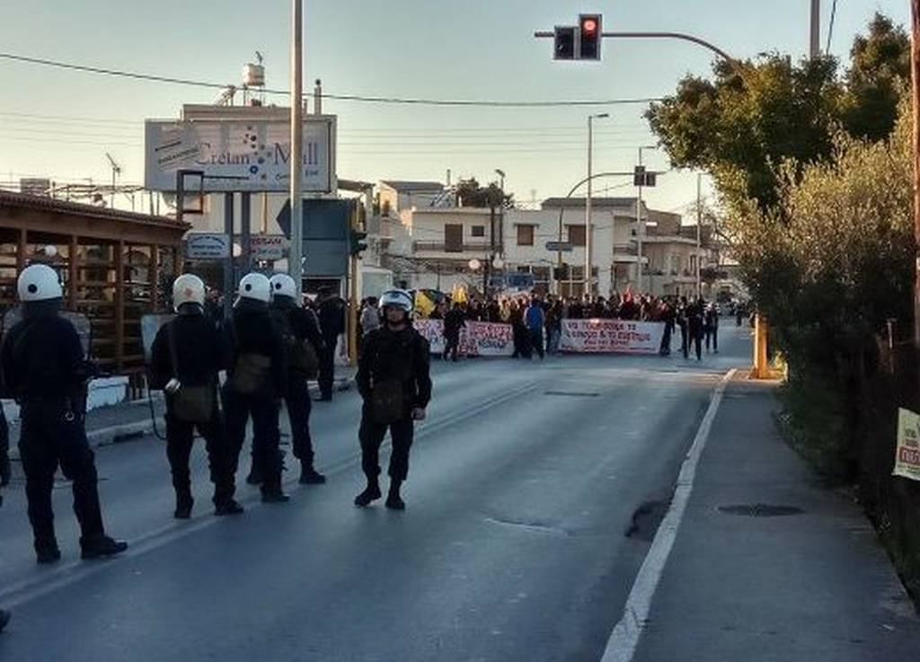 Χανιά: Ένταση και επεισόδια έξω από τα γραφεία της Χρυσής Αυγής