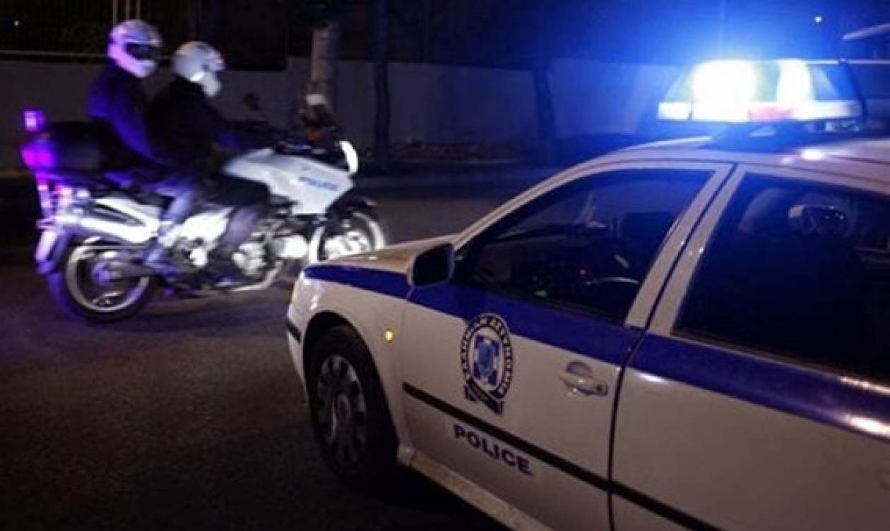 Άγνωστοι πέταξαν πέτρες σε διμοιρία ΜΑΤ στα γραφεία του ΠΑΣΟΚ