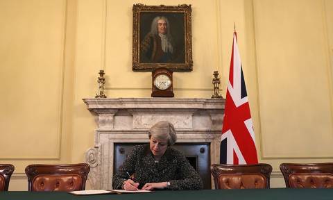 Brexit Ώρα Μηδέν: Η Τερέζα Μέι υπέγραψε το έγγραφο εξόδου της Βρετανίας από την ΕΕ