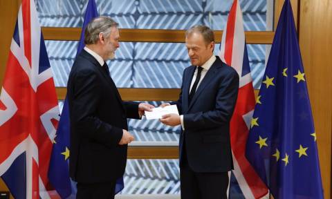 Ενεργοποιήθηκε το Brexit: Ο Βρετανός πρέσβης παρέδωσε την επιστολή στον Ντόναλντ Τουσκ (Pics+Vids)