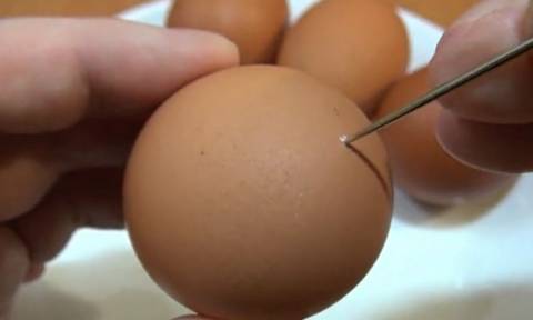 Το απόλυτο κόλπο με τη βελόνα και το αλάτι για να μην σπάσουν τα πασχαλινά σας αυγά (video)