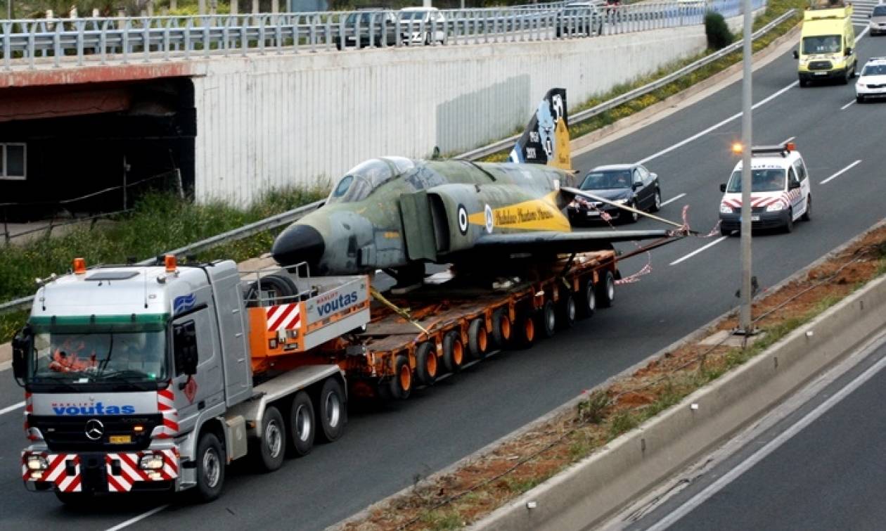 Πολεμικό αεροσκάφος στην Εθνική Οδό Αθηνών - Λαμίας: Απίστευτες εικόνες