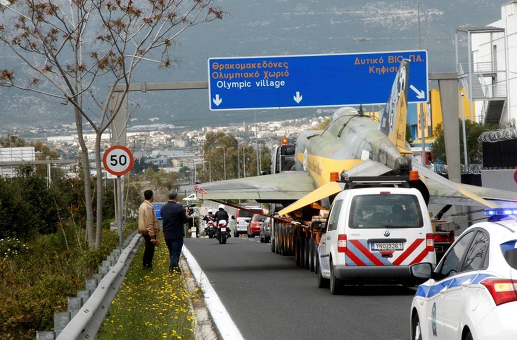 Πολεμικό αεροσκάφος στην Εθνική Οδό Αθηνών – Λαμίας: Απίστευτες εικόνες