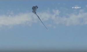Φωτιά από ψηλά: Συγκλονιστικό βίντεο από το βομβαρδισμό της αεροπορικής βάσης στη Συρία