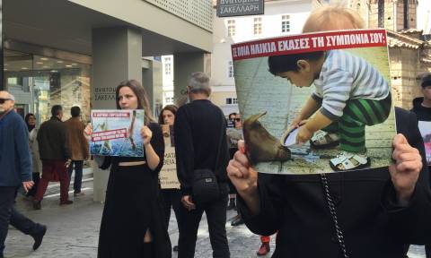 Ακτιβιστές χορτοφάγοι διαμαρτυρήθηκαν στην Ερμού κατά της σφαγής ζώων (pics&vid)