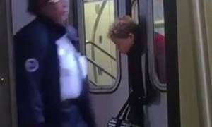 Απίστευτο: «Πιάστηκε» το κεφάλι της στις πόρτες του μετρό και κανείς δεν τη βοήθησε (vid)