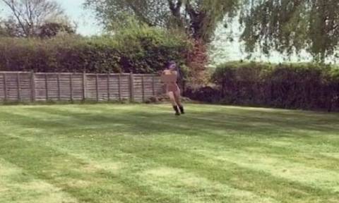 Διάσημη σταρ γιόρτασε το διαζύγιό της τρέχοντας ολόγυμνη στον κήπο! (video)