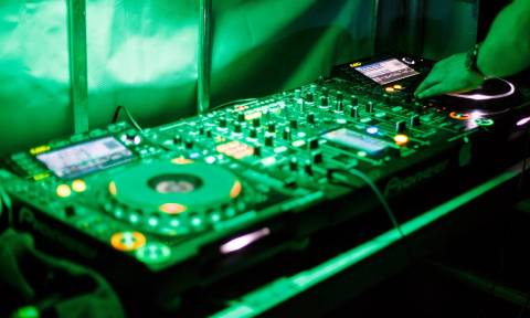 Ποινή φυλάκισης για Βρετανό DJ που διασκεύασε χορευτικά γνωστό θρησκευτικό ύμνο