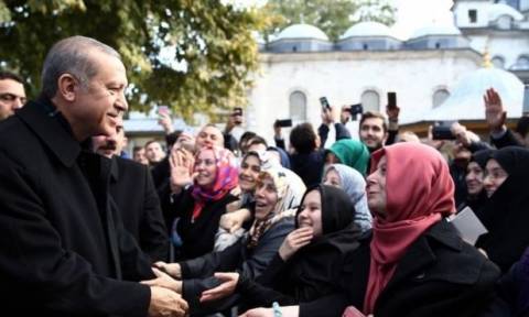 Δημοψήφισμα Τουρκία: Αυτοί είναι οι λόγοι που οι οπαδοί του Ερντογάν «πίνουν νερό στο όνομα του»