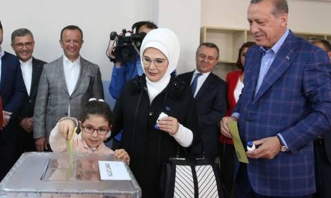 Δημοψήφισμα Τουρκία: Ο Ερντογάν «καλοπιάνει» τώρα τους Χριστιανούς και εύχεται «καλό Πάσχα»