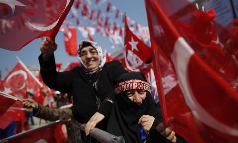 Δημοψήφισμα Τουρκία: Με την ψυχή στο στόμα ο Ερντογάν – Δεν δέχεται το «ναι» η αντιπολίτευση