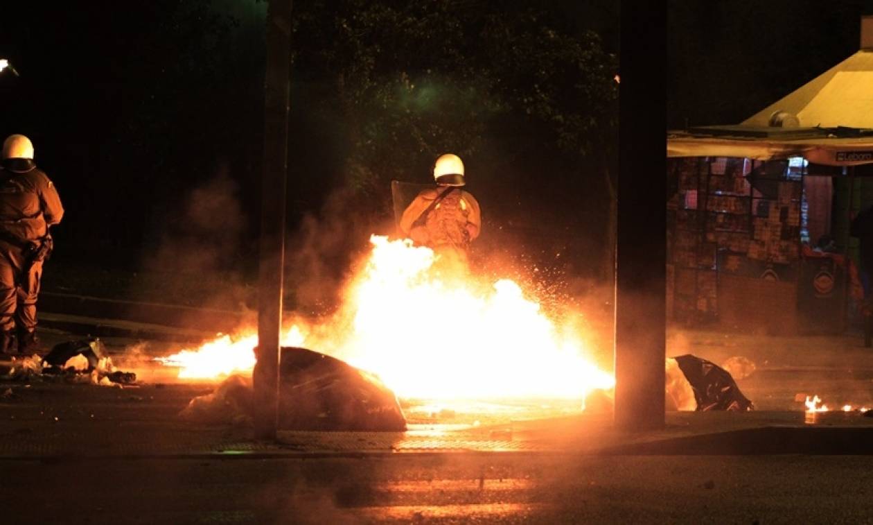 Πεδίο μάχης και πάλι το Πολυτεχνείο: Επίθεση με μολότοφ σε διμοιρία των ΜΑΤ