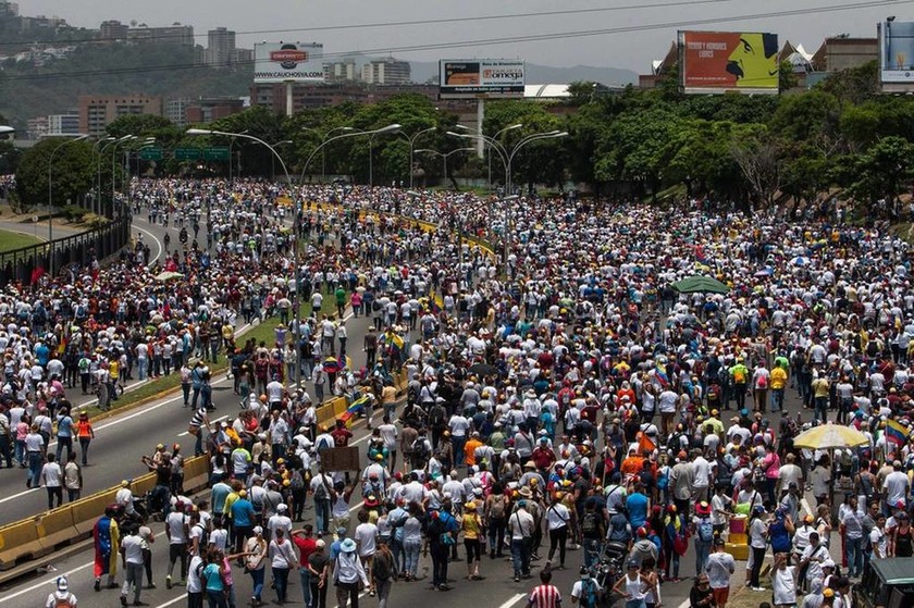 Χάος στη Βενεζουέλα: Τρεις διαδηλωτές νεκροί στον απόηχο της «μητέρας όλων των διαδηλώσεων»