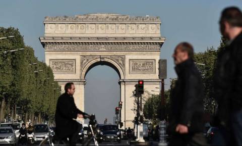 Σε συναγερμό η Γαλλία μία ημέρα πριν τις εκλογές: Συνεχίζονται οι έρευνες για την επίθεση στο Παρίσι