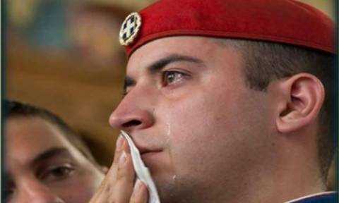 Συγκλονιστική εικόνα: Τα δάκρυα του Εύζωνα για την Ελλάδα και τους Έλληνες (pics)