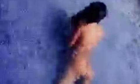 Ακατάλληλο βίντεο της Kourtney Kardashian: Τι κάνει ολόγυμνη στην πισίνα;