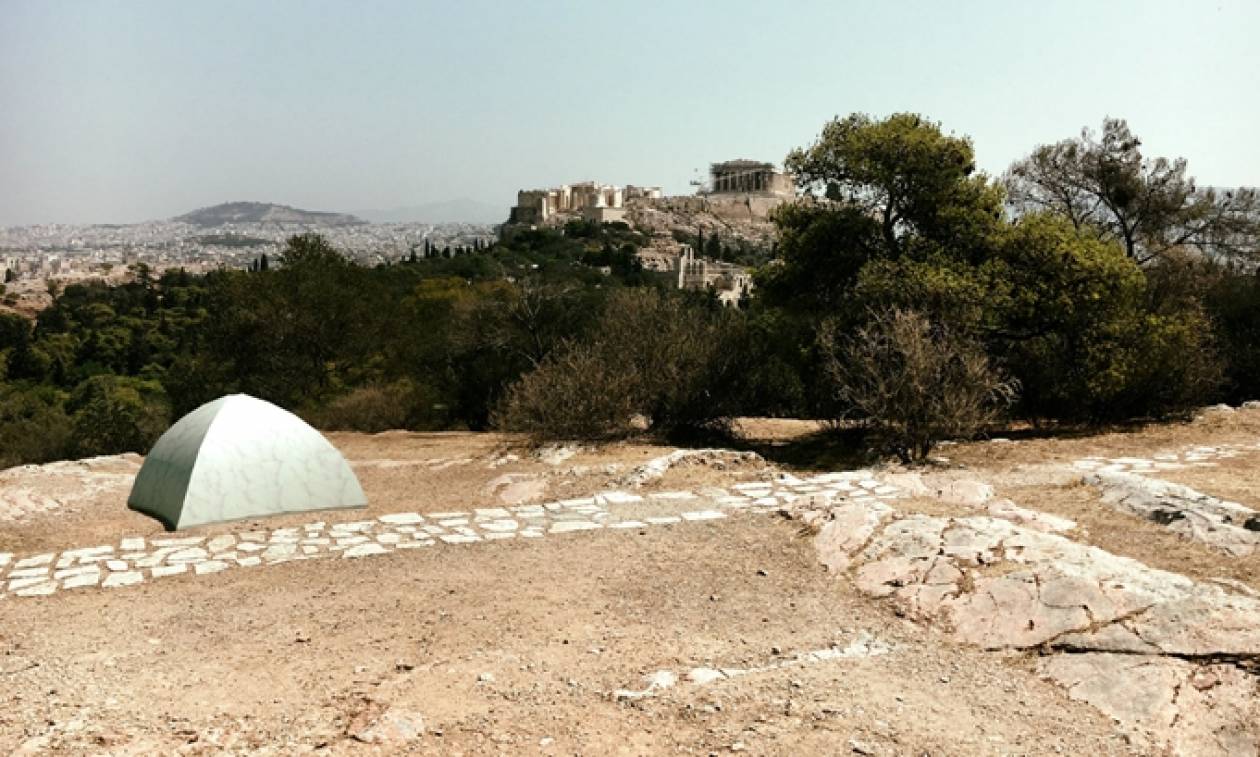 Έστησαν κακόγουστο «μνημείο μετανάστη» στο λόφο του Φιλοπάππου (pics)