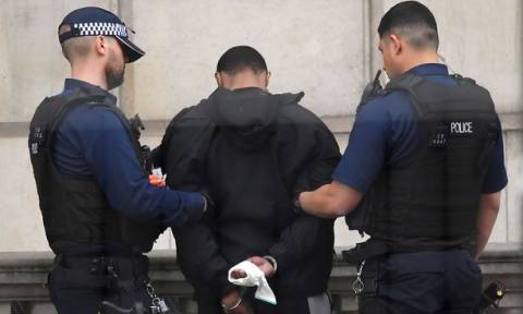 Λονδίνο: Γνωστός στην αντιτρομοκρατική ο άνδρας που συνελήφθη οπλισμένος με μαχαίρια