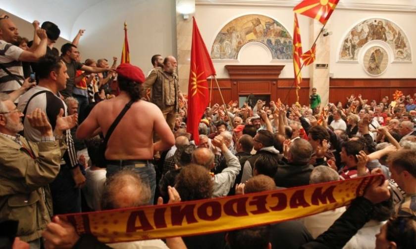 «Καζάνι που βράζει» τα Σκόπια: Σε αστυνομικό κλοιό το κοινοβούλιο - Επεισόδια και χάος (vids+pics)
