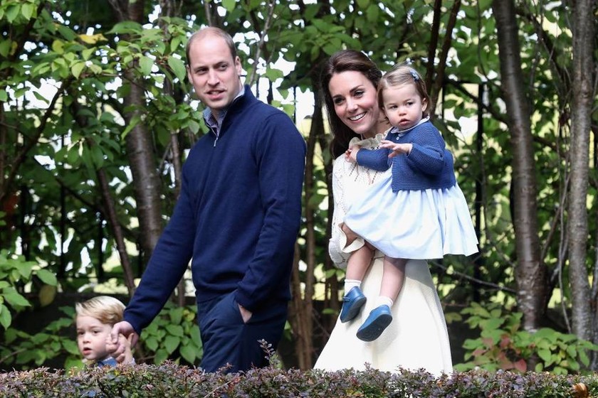Έγινε ήδη δύο ετών: Η κόρη του πρίγκηπα Γουίλιαμ και της Κέιτ Μίντλετον είναι «φτυστή» η βασίλισσα