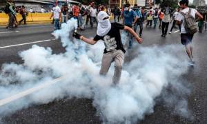 Με αίμα βάφτηκαν οι διαδηλώσεις στη Βενεζουέλα: Στους 31 οι νεκροί -  Χάος και δακρυγόνα (video)