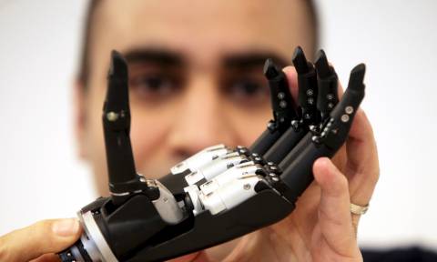 To πρώτο βιονικό χέρι με τεχνητή νοημοσύνη που... βλέπει και πιάνει μόνο του! (videos)