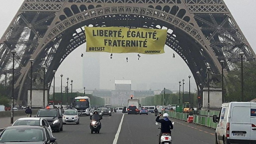 Εκλογές Γαλλία: «Καταδρομική» δράση της Greenpeace στον Πύργο του Άιφελ - Σήκωσαν πανό για τη Λεπέν