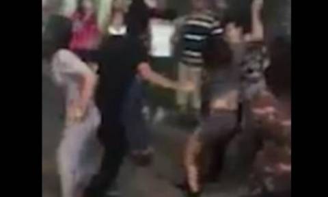 Βίντεο: Μεθυσμένοι Άραβες έφαγαν της... χρονιάς τους από ιερόδουλες στην Ταϊλάνδη