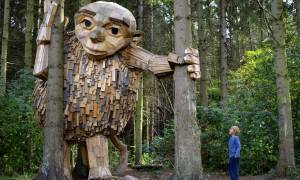 Viral: Το μυστήριο των ξύλινων γιγάντων στα δάση της Κοπεγχάγης (Pics)