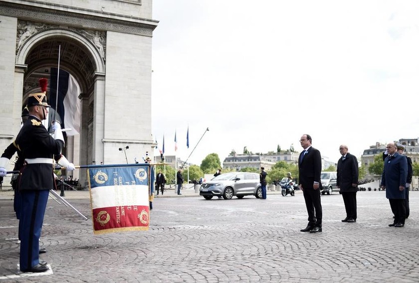 Εκλογές Γαλλία: Ολάντ και Μακρόν κατέθεσαν μαζί στεφάνι για τη νίκη κατά της ναζιστικής Γερμανίας 