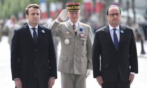 Εκλογές Γαλλία: Ολάντ και Μακρόν κατέθεσαν μαζί στεφάνι για τη νίκη κατά της ναζιστικής Γερμανίας