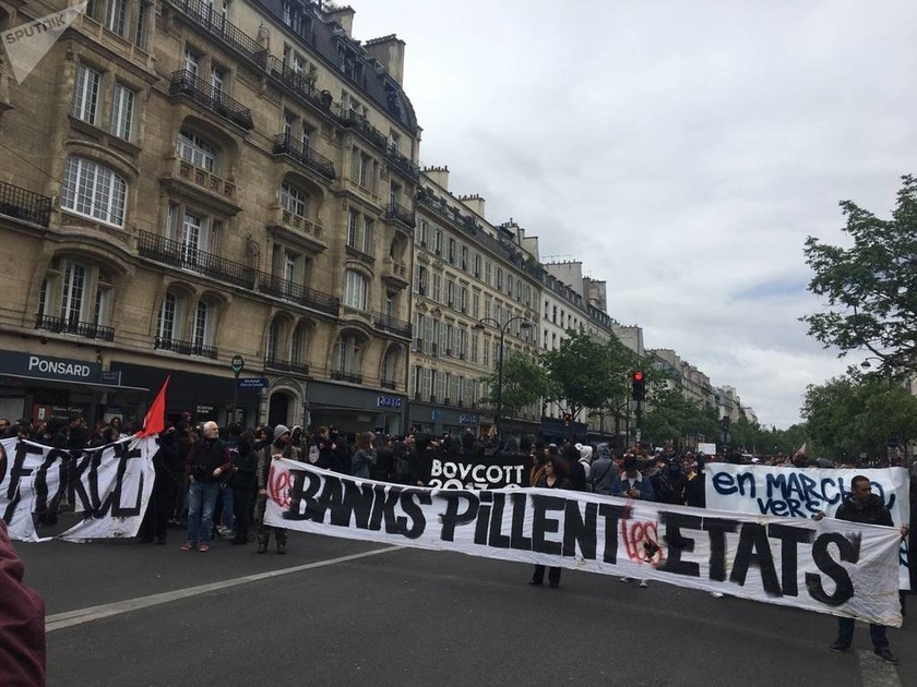 «Κόλαση» στο Παρίσι: Επεισόδια και συλλήψεις μετά την εκλογή του Μακρόν (pics+vids)