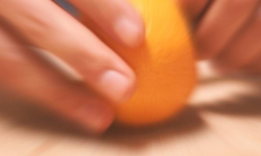 Μόλις δείτε αυτό το βίντεο θα διαπιστώσετε πως καθαρίζατε λάθος τα πορτοκάλια σας!