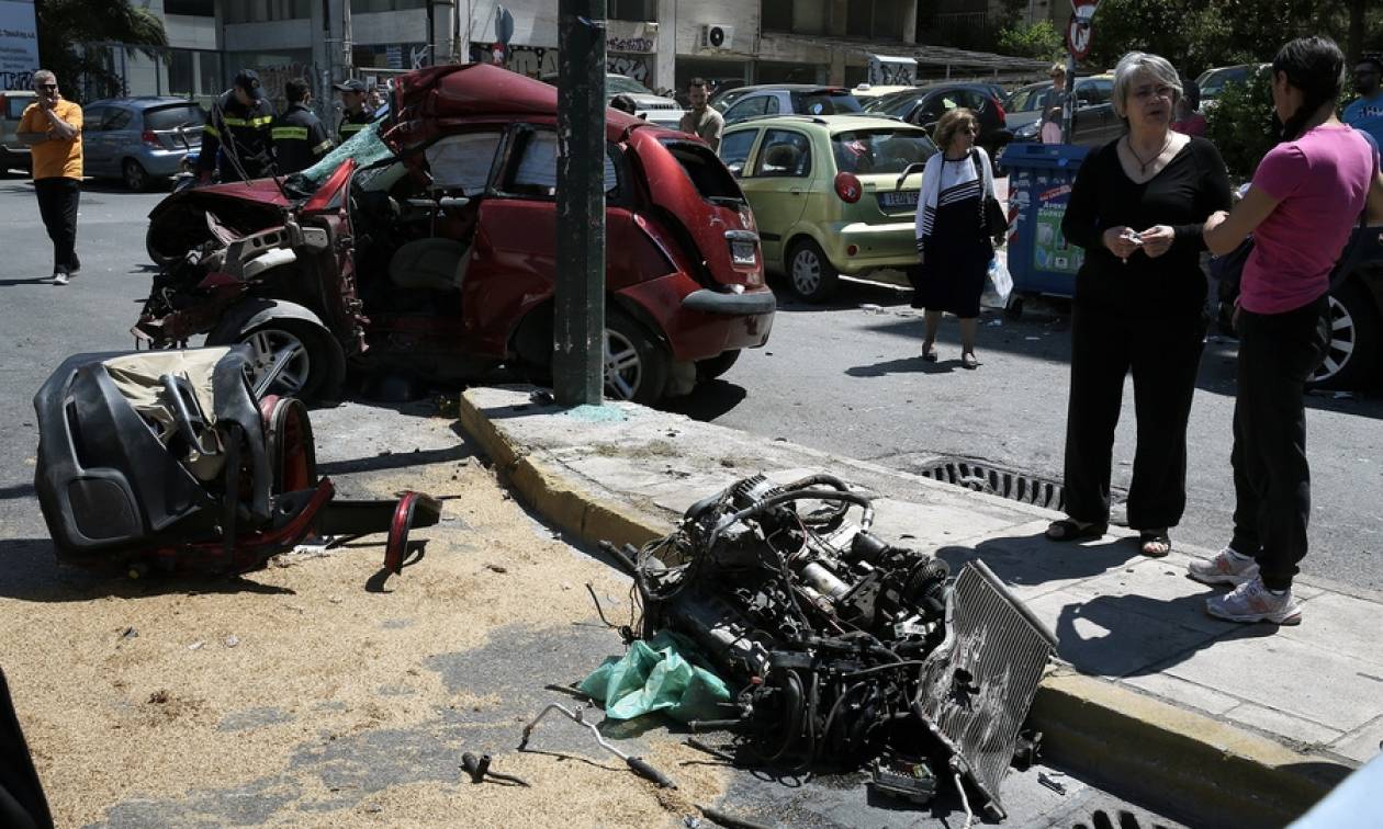 Σφοδρό τροχαίο στη Λ. Συγγρού - Μάχη για τη ζωή του δίνει ο οδηγός (pics+vid)