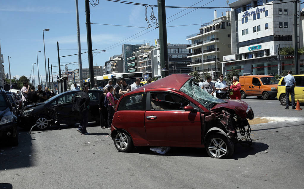 Σφοδρό τροχαίο στη Λ. Συγγρού - Μάχη για τη ζωή του δίνει ο οδηγός (pics+vid)