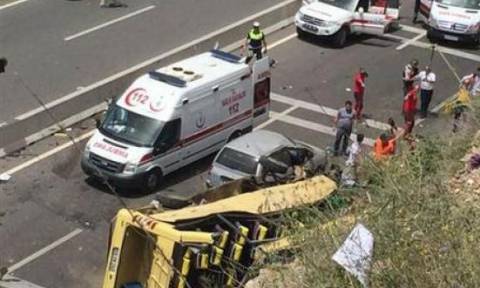 Τουρκία: Πολύνεκρο τροχαίο με τουριστικό λεωφορείο – Πάνω από 17 νεκροί και 13 τραυματίες