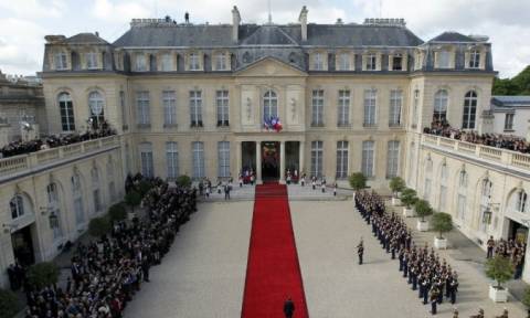 Γαλλία - Παρίσι: Δείτε την τελετή παράδοσης της εξουσίας από τον Ολάντ στον Μακρόν (Vids)
