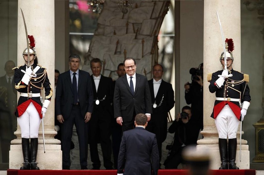 Τέλος εποχής στη Γαλλία: Ο Μακρόν παραλαμβάνει τη σκυτάλη της εξουσίας από τον Ολάντ (Pics)